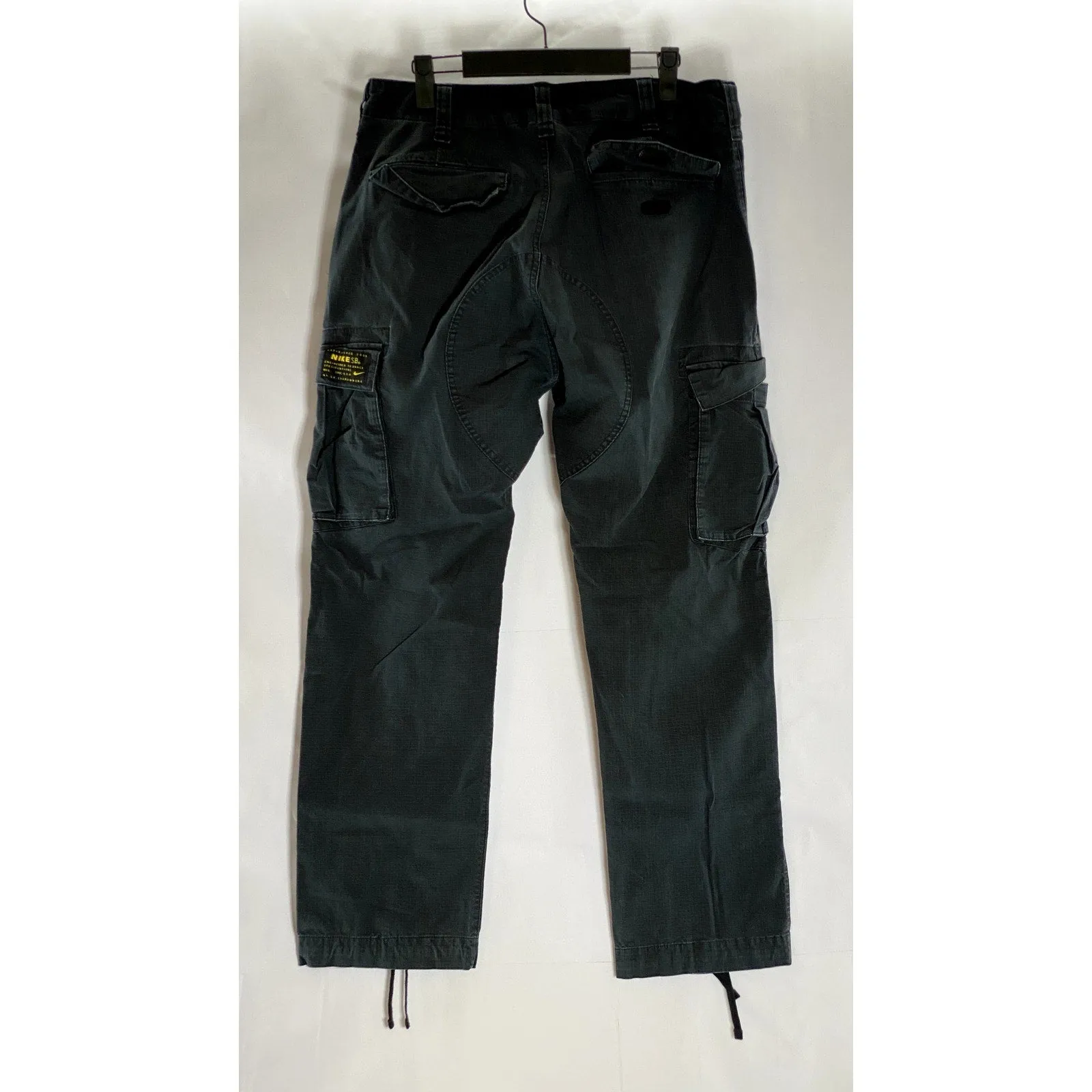 NIKE SB Men's Black Textured Tie-Hem Relaxed-Fit Cargo Pants SZ SZ 30